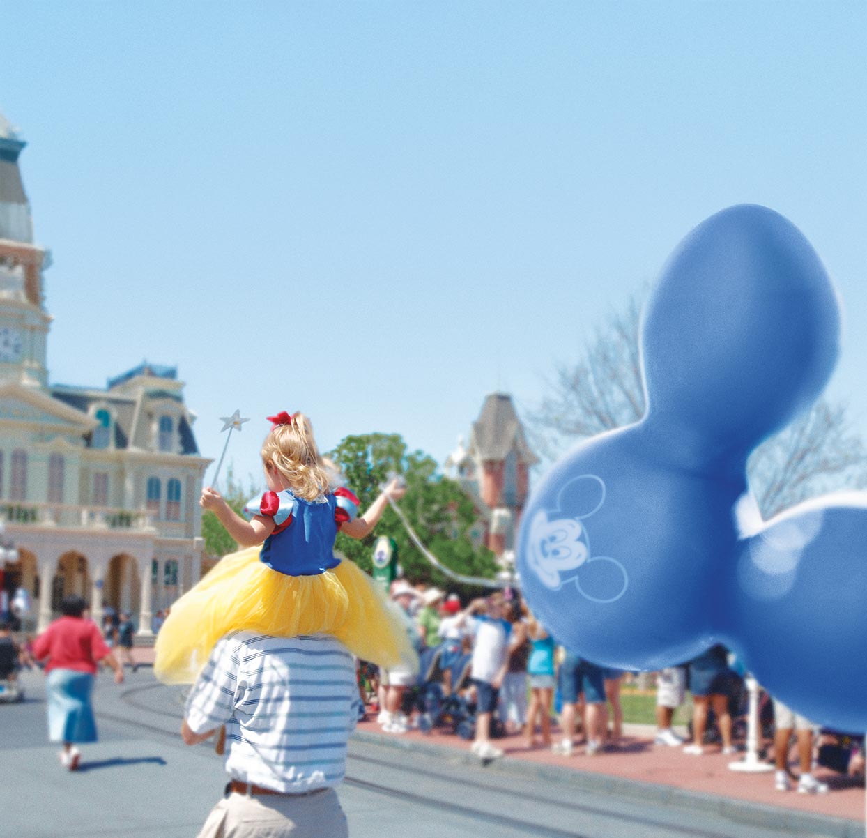 Girl-in-Princess-Dres-on-Shoulder-with-Balloon